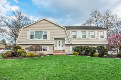 8 Cypress Ct, Fairfield, NJ 07004
