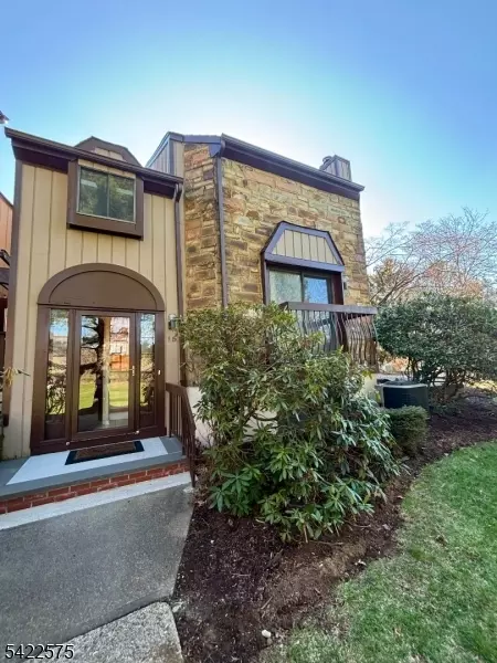 15 Delbarton Ct, Hackettstown, NJ 07840