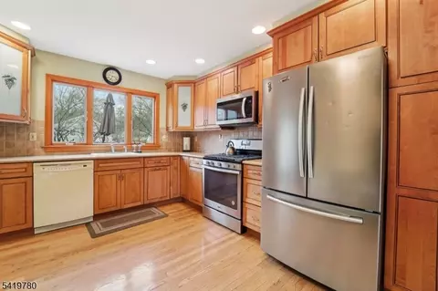64 Hampton Dr, Berkeley Heights, NJ 07922 photo 9
