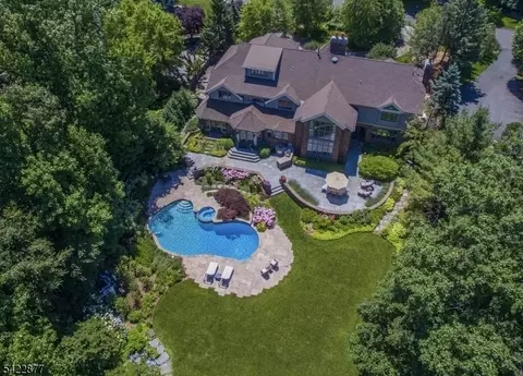 54 Hamilton Dr, Caldwell, NJ 07006
