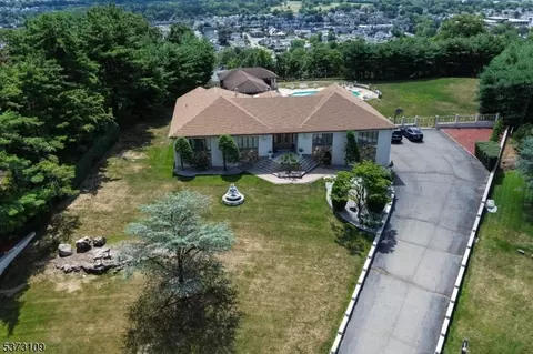 8 Lookout Point Trl, Totowa, NJ 07512