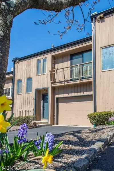 313 Stephanie Dr, North Caldwell, NJ 07006