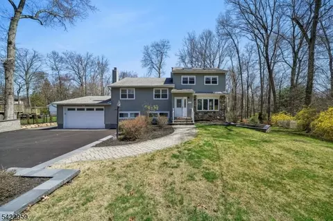 47 Crossbrook Rd, Livingston, NJ 07039