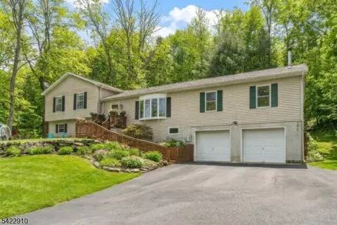 9 River View Dr, Hardwick Twp, NJ 07825