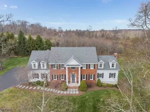 7 General Morgan Ln, Glen Gardner, NJ 08826