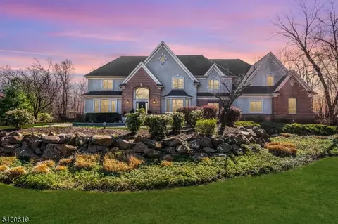 15 Loller Dr, Martinsville, NJ 08836