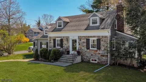 22 Helen St, Fanwood, NJ 07023