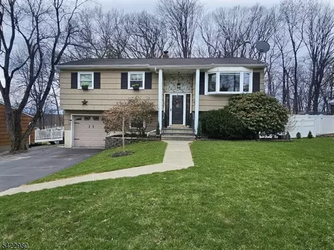 23 Rosemont Rd, Oak Ridge, NJ 07438