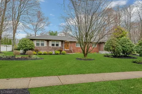 3 Pilgrim Dr, Succasunna, NJ 07876