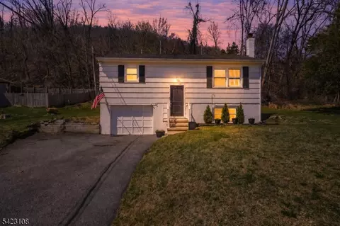 35 Zinnia Dr, Glenwood, NJ 07418