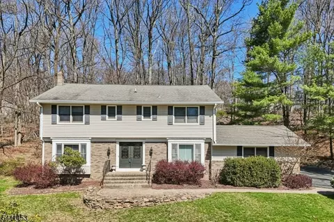 24 Manor Ln, Morris Plains, NJ 07950
