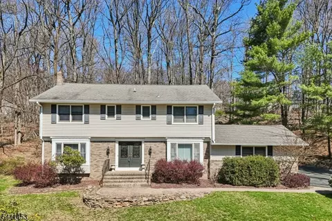 24 Manor Ln, Morris Plains, NJ 07950