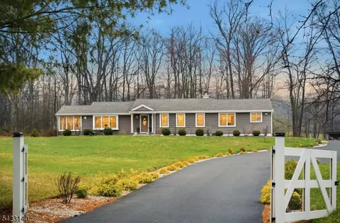 17 Fairmount Rd W, Tewksbury Twp, NJ 07830