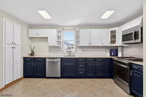 4 Jeanette St, Carteret, NJ 07008