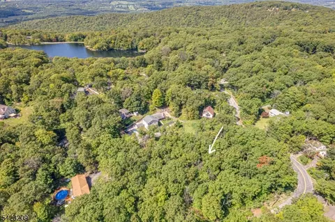 5 Splitrock Ln, Vernon Twp, NJ 07461