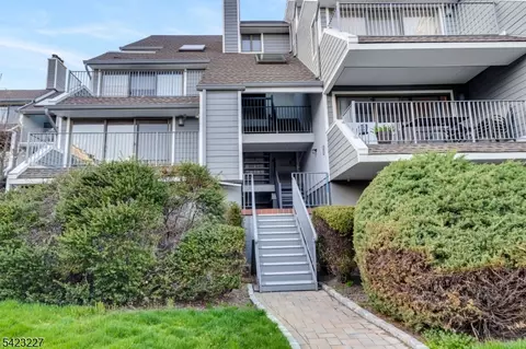 8 Cove Ln # C, North Bergen, NJ 07047