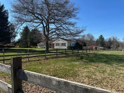 1 Scarlet Oak Rd, Tewksbury Twp, NJ 07830