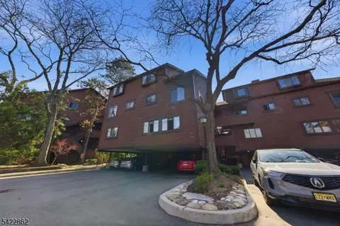166 Sandcastle Ky #1, Secaucus, NJ 07094