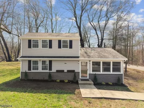 4 Melody Ln, West Milford, NJ 07480