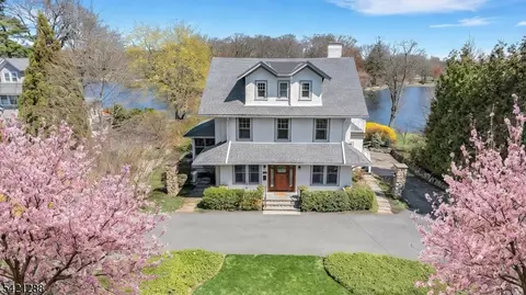 17 Briarcliff Rd, Mountain Lakes, NJ 07046