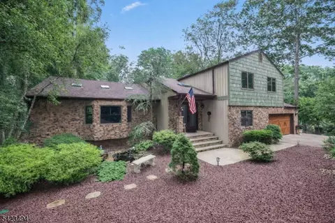 72 Fox Chase Ct, Freehold, NJ 07728