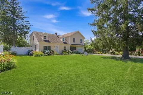 8 Woodlot Rd, Wayne, NJ 07470