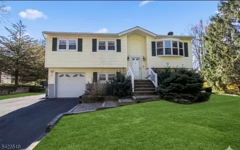 35 Mary Ann Rd, Jefferson, NJ 07438