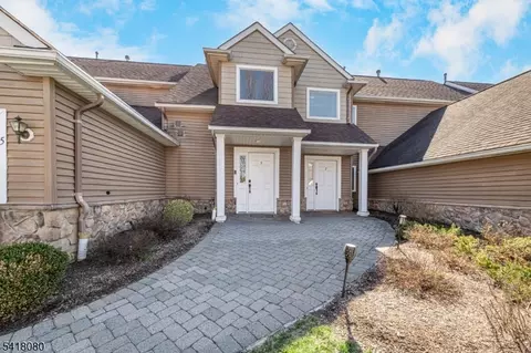 5 Bramble Ct, Hamburg, NJ 07419
