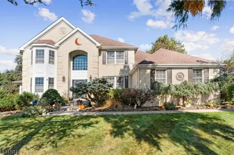 25 Leah Ln, Stewartsville, NJ 08886