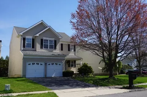 403 Hamilton Dr, Stewartsville, NJ 08886