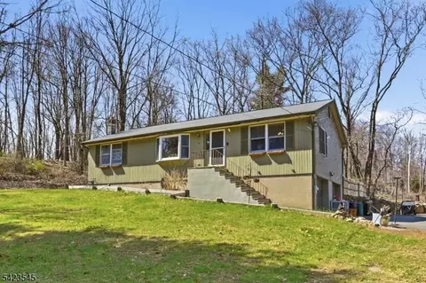 12 Pleasant View Dr, West Milford, NJ 07480