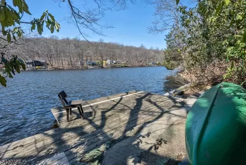 27 Middle Rd, Bloomingdale Boro, NJ 07403
