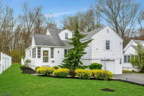 99 Beechwood Rd, Florham Park, NJ 07932