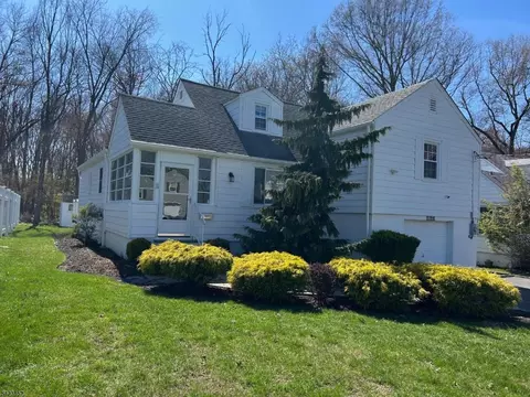 99 Beechwood Rd, Florham Park, NJ 07932