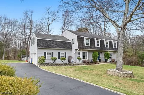 6 Robin Dr, Oak Ridge, NJ 07438