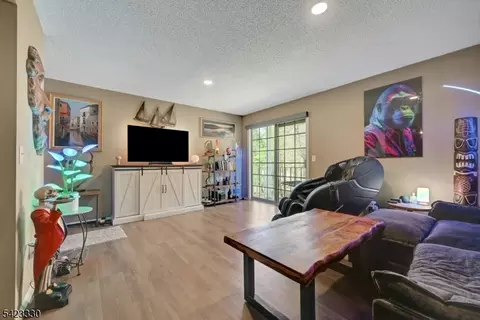 111 Raintree Ln #111, Mahwah, NJ 07430