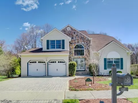 8 Mulberry Ct, Succasunna, NJ 07876