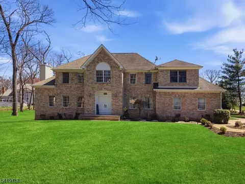 28 Woodshire Ter, Towaco, NJ 07082