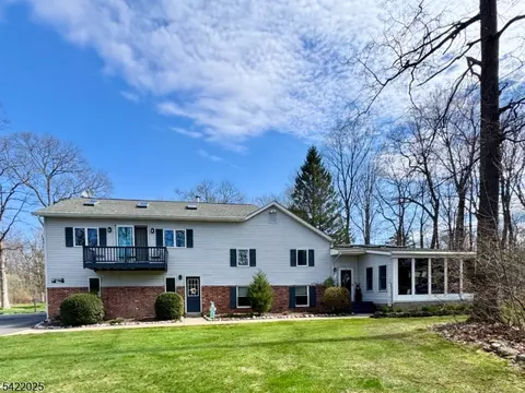 202 Millbrook Rd, Hardwick Twp, NJ 07825