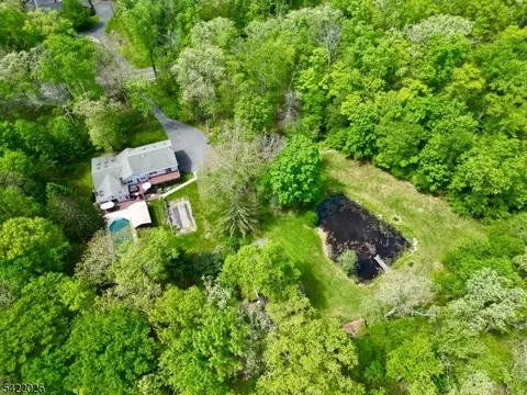 202 Millbrook Rd, Hardwick Twp, NJ 07825