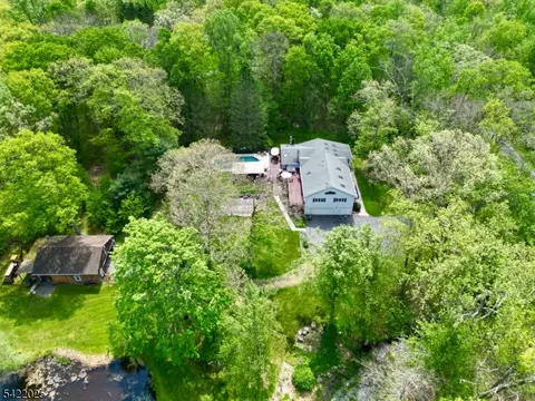 202 Millbrook Rd, Hardwick Twp, NJ 07825