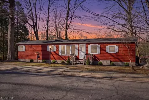 12 Watergate Dr, High Bridge, NJ 08829