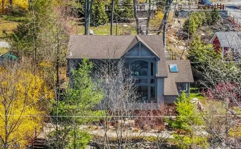 1046 Lakeside Dr E, Highland Lakes, NJ 07422