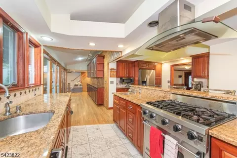 47 Laurel Dr, Wayne, NJ 07470 photo 3