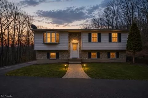 911 Upper Dr, Newton, NJ 07860