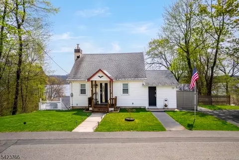 6 Lakeview Ter, Stanhope, NJ 07874