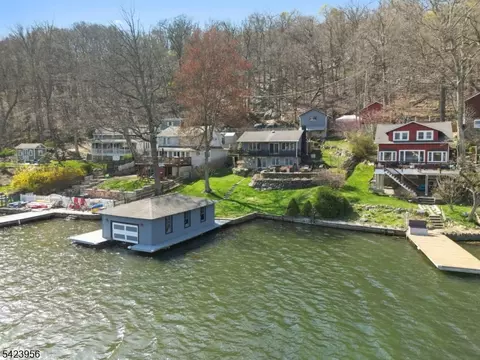 213 Hudson Ave, Hopatcong, NJ 07843