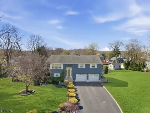 1 Chalen Ct, Pompton Plains, NJ 07444