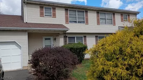 125 Alcorne St, Somerset, NJ 08873