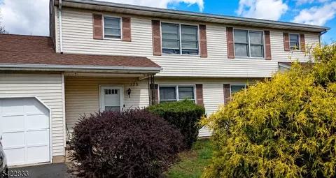 125 Alcorne St, Somerset, NJ 08873